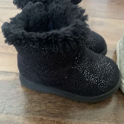 Toddler baby girl size 5 shoe boots lot cat & jack   Super cute toddler baby girl shoes lot  Size 5  Black sparkle boots with furry insoles   Super ad