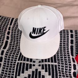 NIKE WHITE SNAPBACK HAT