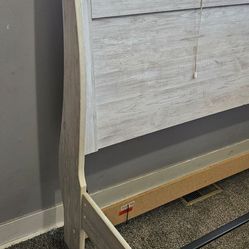 Sleigh bed
