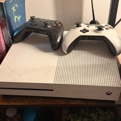 Xbox One S 1 TB 2 Controllers 