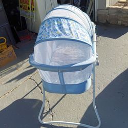Clean baby bassinet 