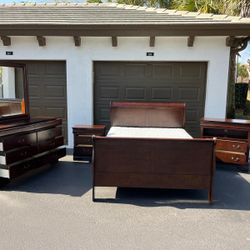 BEAUTIFUL SET QUEEN W BOX + MATTRESS / DRESSER W MIRROR / TV STAND & NIGHTSTAND - BY HOME MERIDIAN - SOLID WOOD - EXCELLENT CONDITION - Delivery Avail