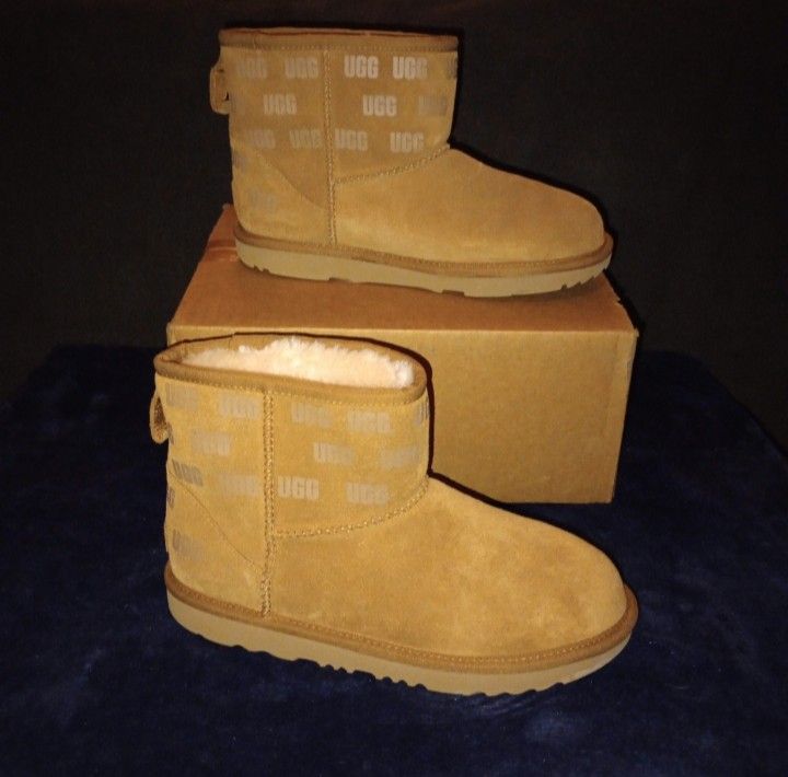 EUC UGG Australia Classic Mini printed Boot Men's Size 6 women's size 7.5