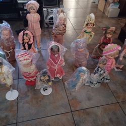 15 Beautiful Vintage 1960s Dolls With Stands