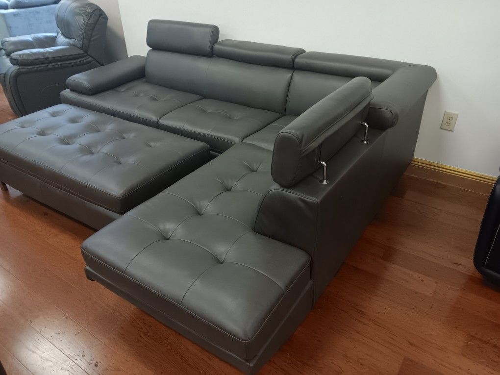 *Weekend Special!!!*---Attractive Ibiza Black Leather Sectional Sofa W/Ottoman---Delivery And Financing Available🤭