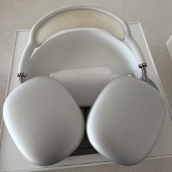 Silver Airpods Max 