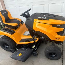 Cud Cadet XT1 Enduro LT 46 in. 22 HP V-Twin Kohler 7000 Series Engine Hydrostatic Drive Gas Riding Lawn Tractor 