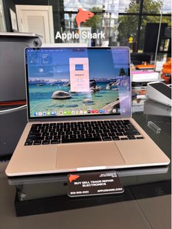 MacBook Air 13” M2 Chip 8GB RAM 256SSD! 90 Day warranty! We offer financing.