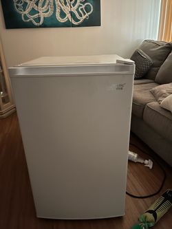 Upright freezer arctic king 3cuft