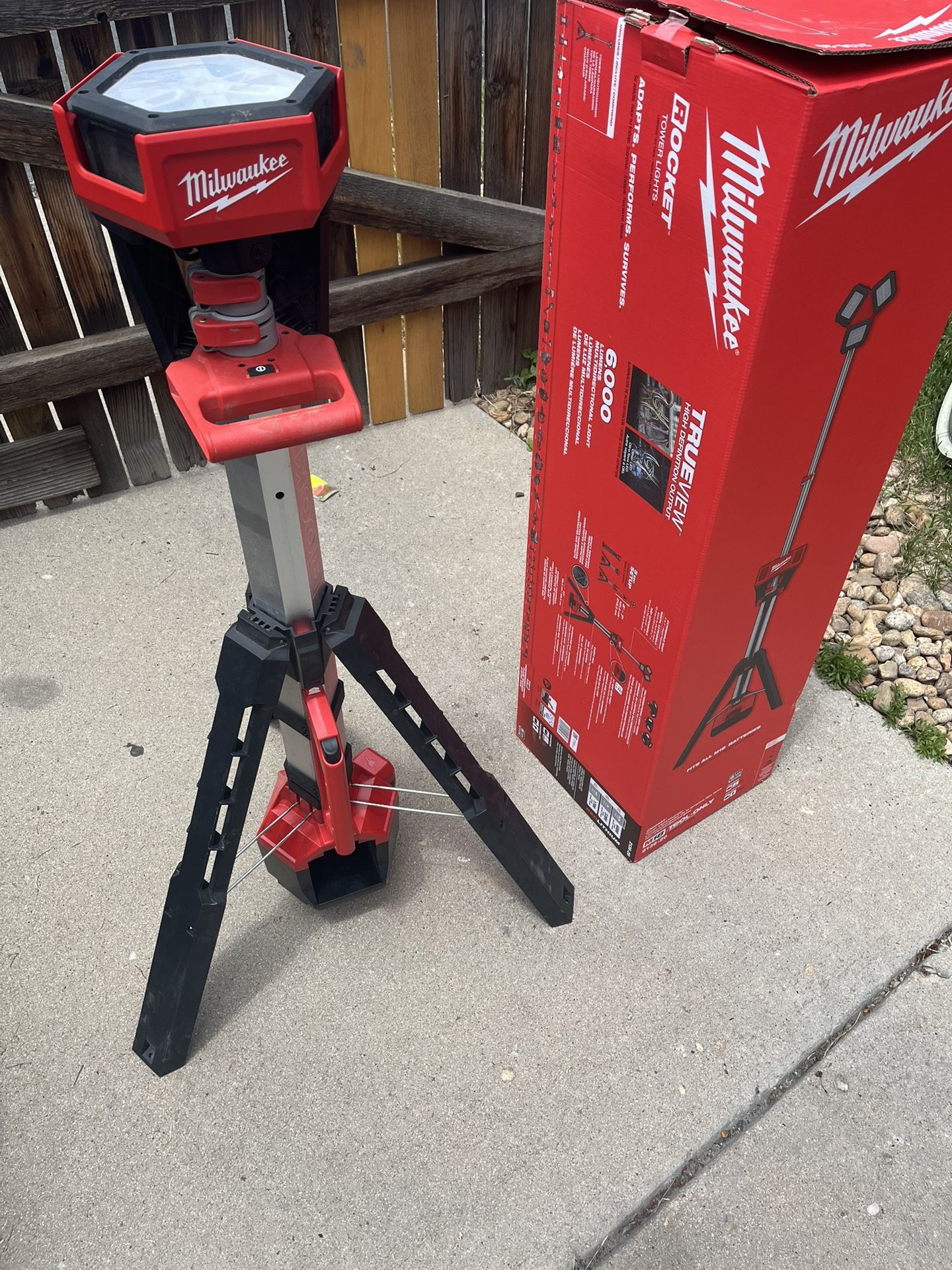 Milwaukee M18 ROCKET TowerLight/Charger (2136-20)