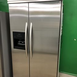 42” in wide 82 height kitchen aid frige use like new perfect working condition frige 