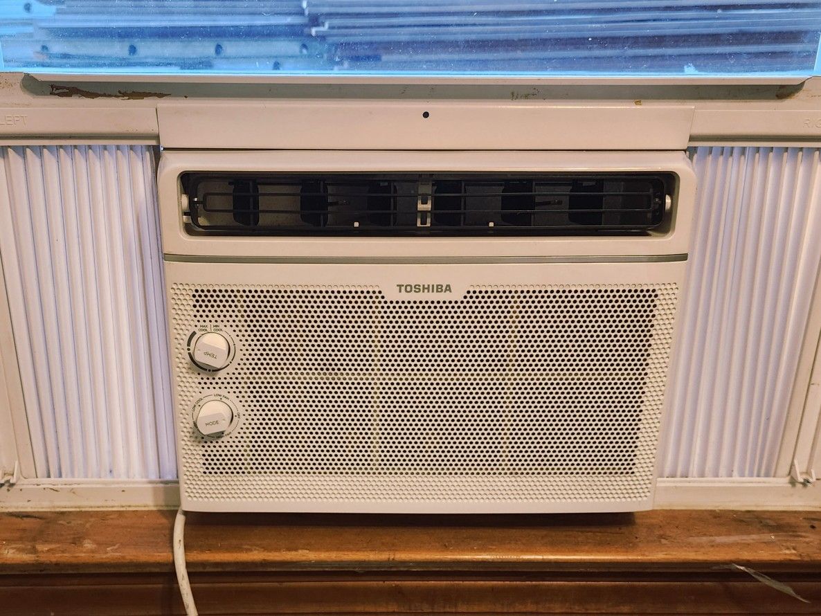 WINDOW AC UNIT AIR CONDITIONER 5000BTU TOSHIBA
