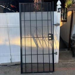 Puerta De Metal / Scring Dor 