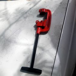 Heavy-duty plumbing pipe cutter (½ to 2½ inches) without the cutting wheel