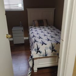 Wood Twin Bed With Metresses 