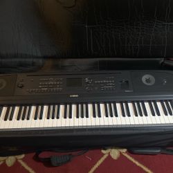 Yamaha DGX 670 With Carrying Case
