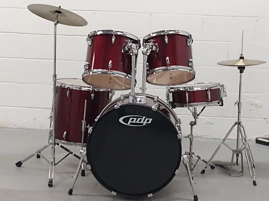 DRUM SET. CYMBALS, STANDS AND HARDWARE INCLUDED.