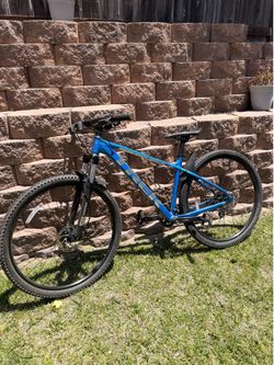 Trek Marlin 6 Mountain Bike - size M