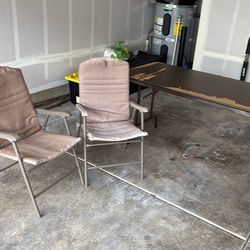 Free table and free chairs
