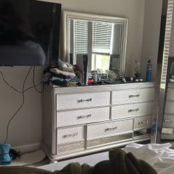 Dresser With Mirror 