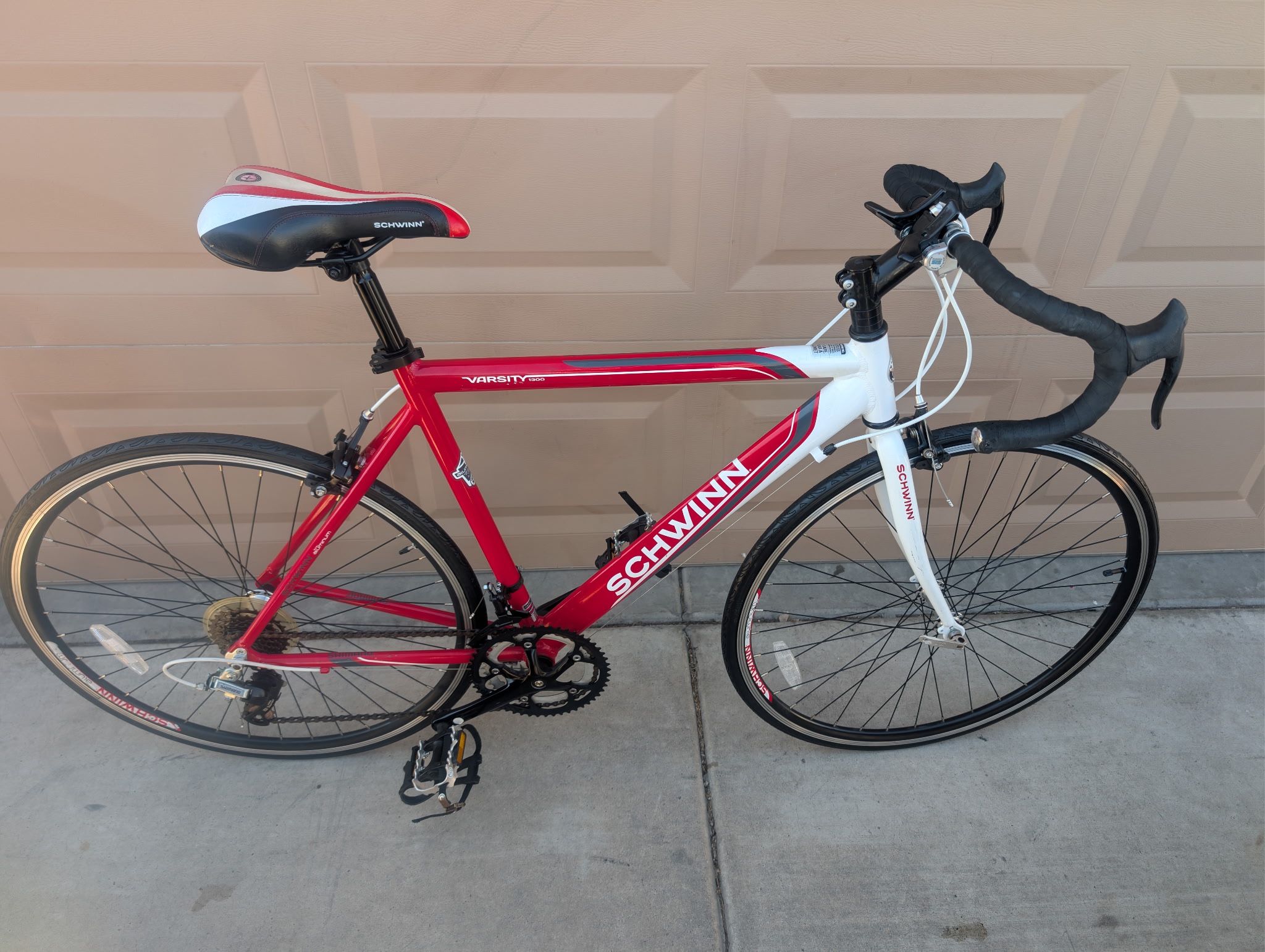 700cx25. SCHWINN VARSITY MENS ROAD RACING BIKE. (L) 22"55 88cm. Aluminum. 14 SPEEDS EXCELLLENT CONDITION 👌🏼