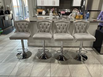 Elegant set of 4 bar stools