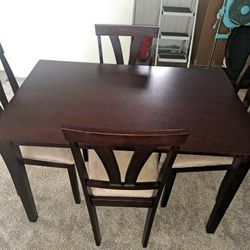 Dining/Kitchen table set! 5 Piece Set! Wood! Brand New!