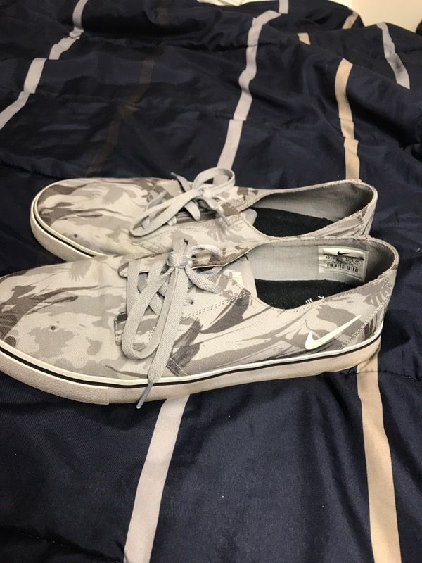 ASSORTED NIKE/VANS SHOES