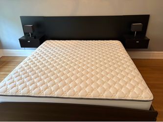 King size bedroom set with 2 table lamps