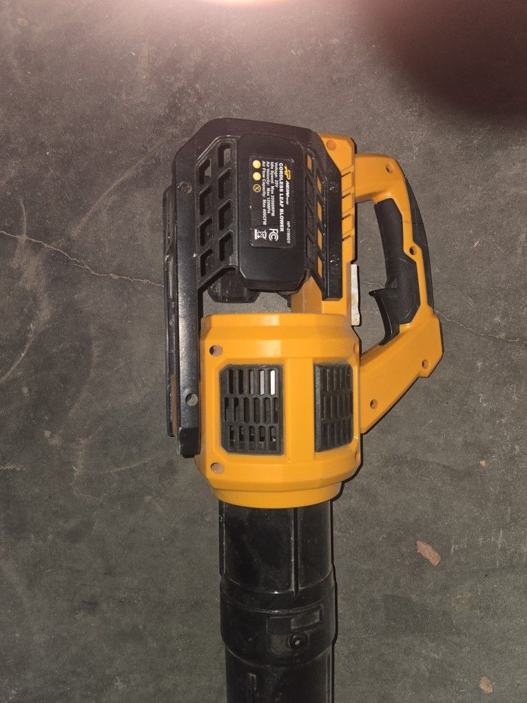 Leaf Blower Uses 20vDewalt 