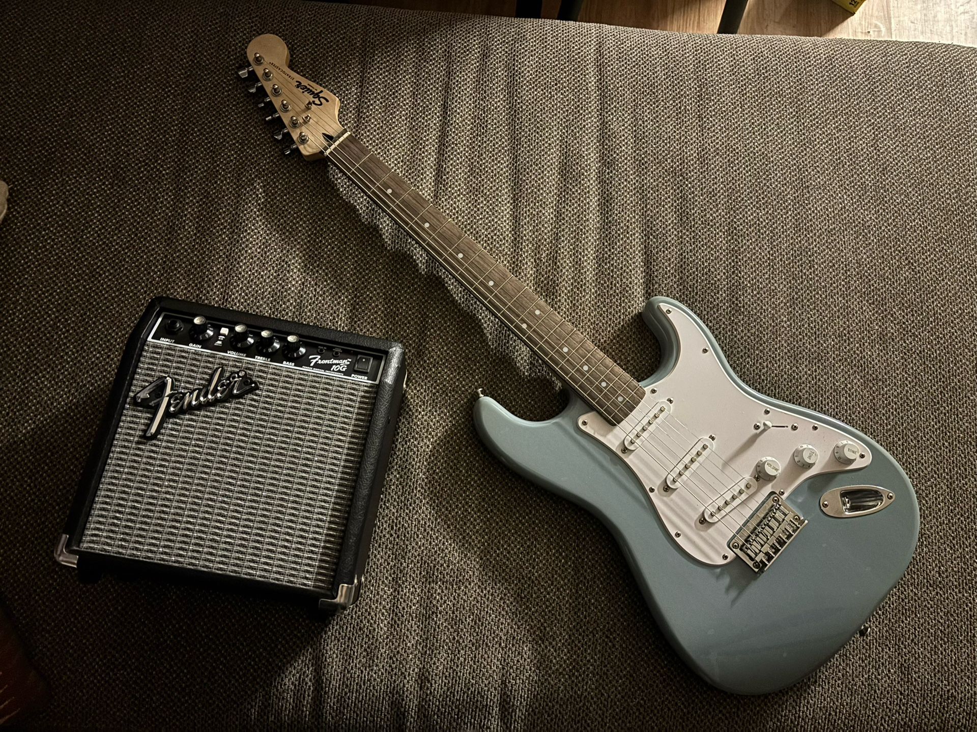 Stratocaster Squier With Frontman 10g Amp