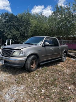 Ford F-150 SuperCrew Pickup Truck