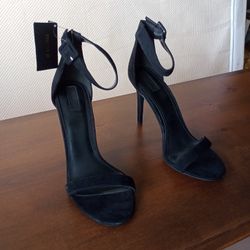 Forever 21 black high heels size 10 (Brand new)