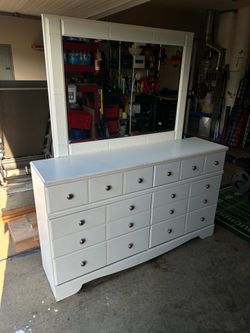 Vanity/dresser