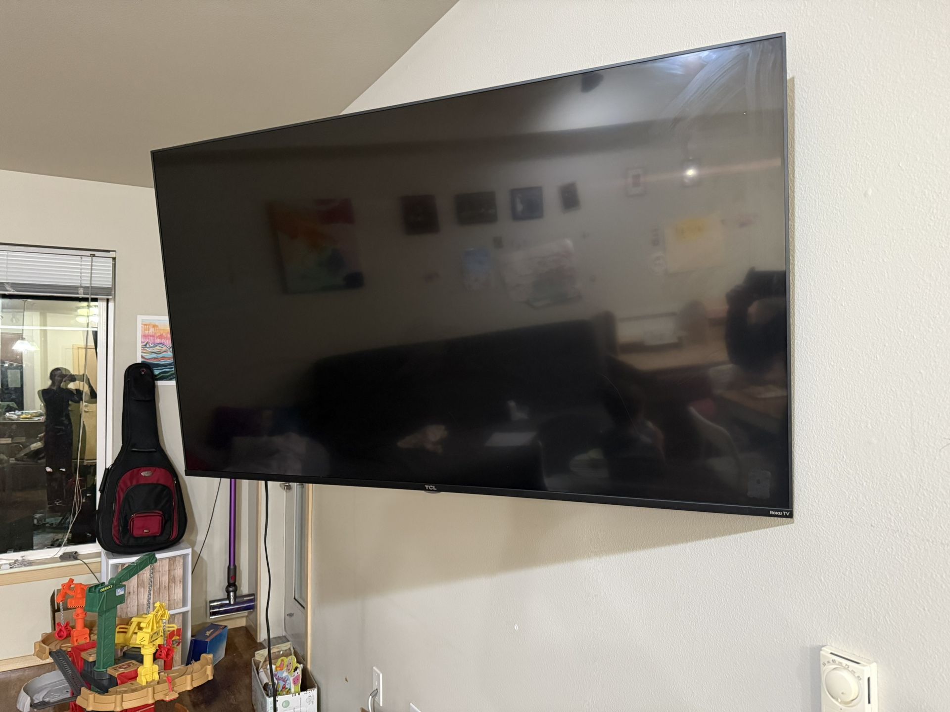55” TLC Roku Tv + Tv Mount