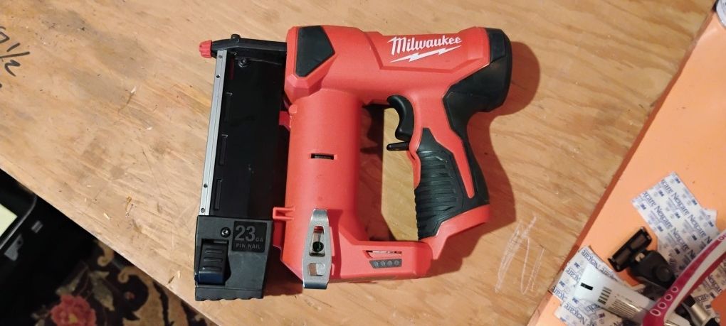 Milwaukee
M12 12-Volt 23-Gauge Lithium-Ion Cordless Pin Nailer (Tool-Only)