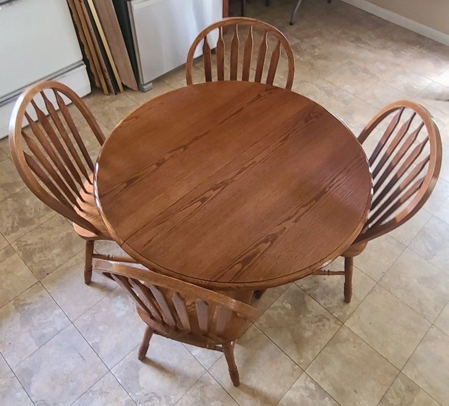 Beautiful Heavy Oak Pedestal Table & 4 Chairs