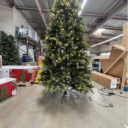 Home Accents 7.5ft Willow Creek Spruce LED Pre-Lit Tree