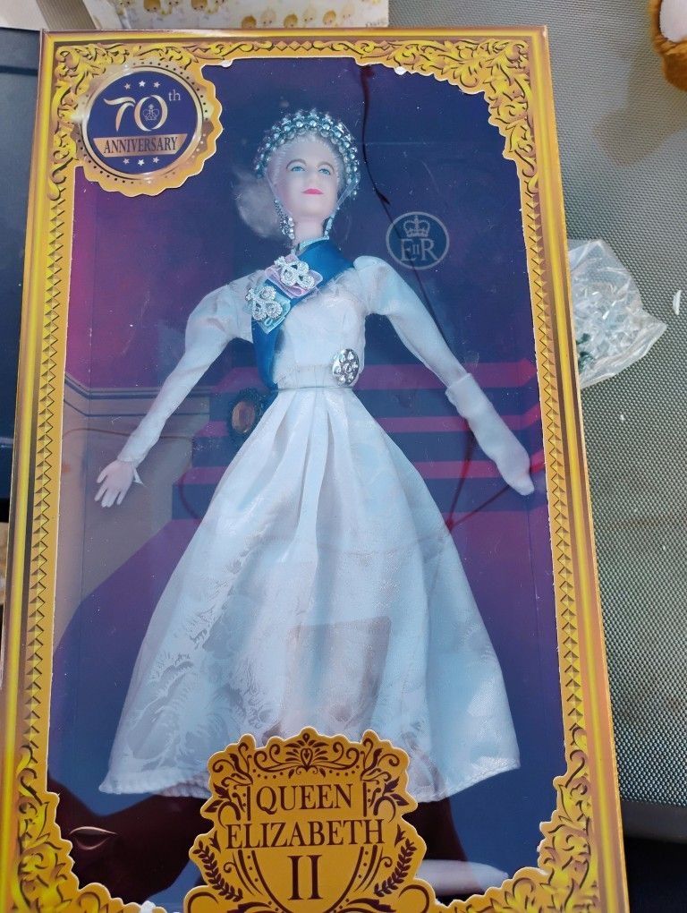 Queen 👑 Elizabeth II -70th Anniversary Barbie