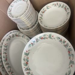 China Pearl Noel Christmas Fine China Set – 80 Pieces – Holiday Pattern
