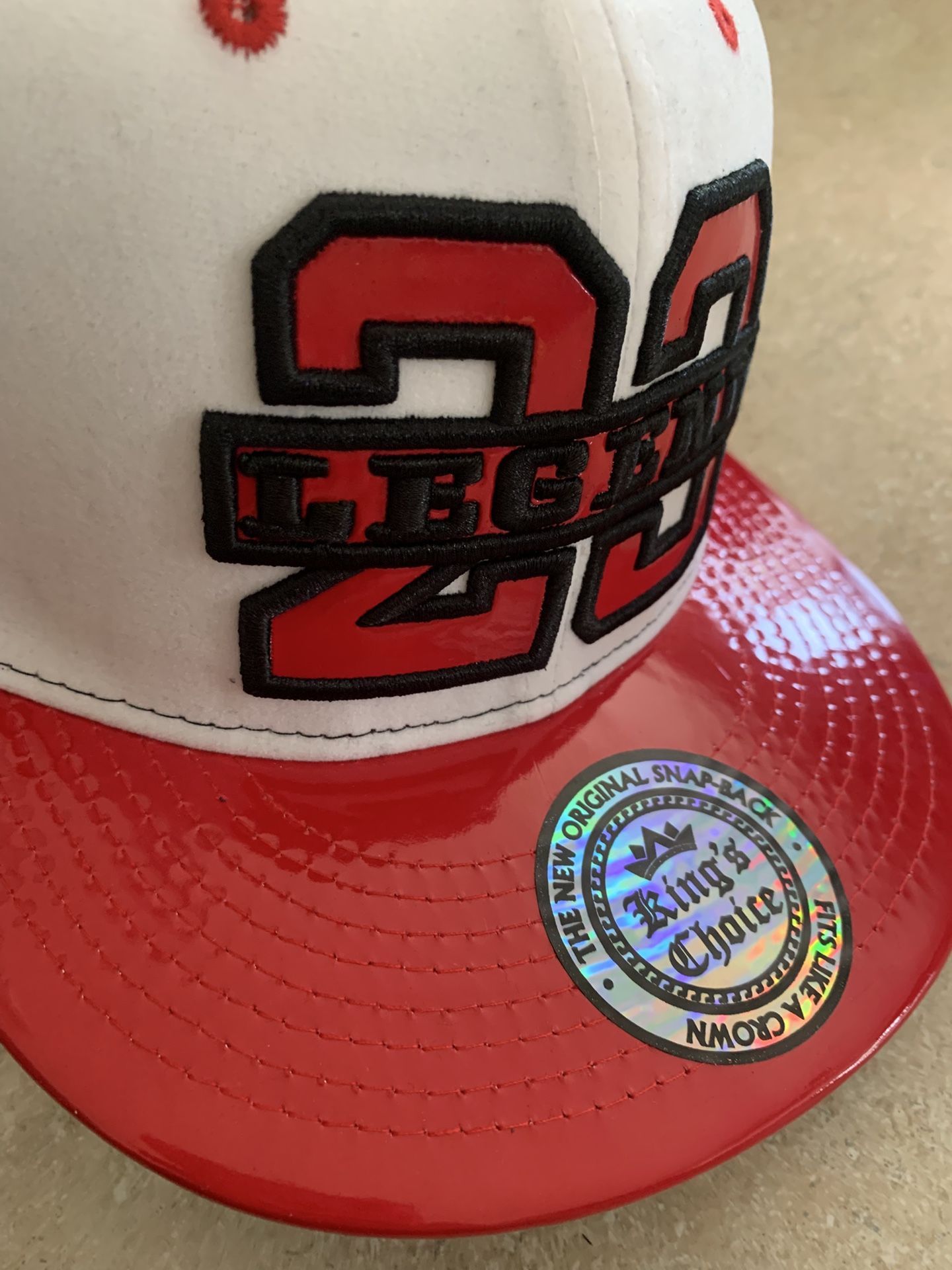 Cap with embroidered design and leather style on the front