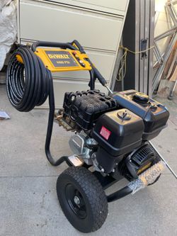 Shop DEWALT 4400 PSI 4.0 GPM Gas Pressure Washer with 420cc Engine, Triplex Pump, Commercial Cold Water Power Washer