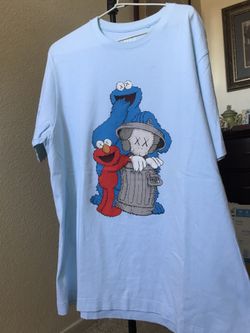 KAWS x Sesame Street Uniqlo size XL
