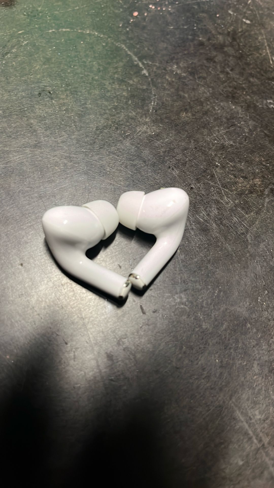 air pods 2 need case