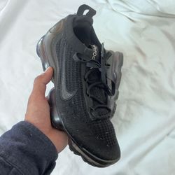 Nike Air VaporMax Flyknit Black Triple Black DC9454‑001 Men’s Size 9 Preowned