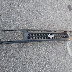 96-1999 Nissan Pathfinder Complete Grill With Emblem And The  All The Accessories Oem.  