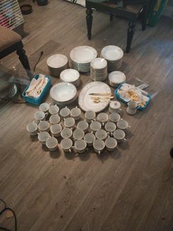 Excel Fine China Southampton It's The 223 Collection 300 Firm You Got Gold Silverware With It It's A 300 Piece Unit