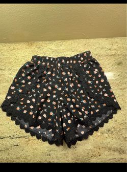 Women’s Black Floral Lace Trim Shorts Size Medium