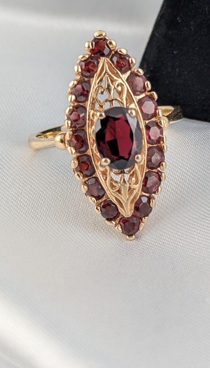 R19✨ Elegant 14K Gold Garnet Marquise Ring – 6.17g – Vintage Beauty ✨
SIZE9.5