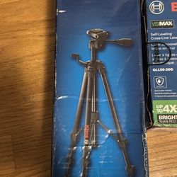 Bosch compact tripod and self leveling cross line laser